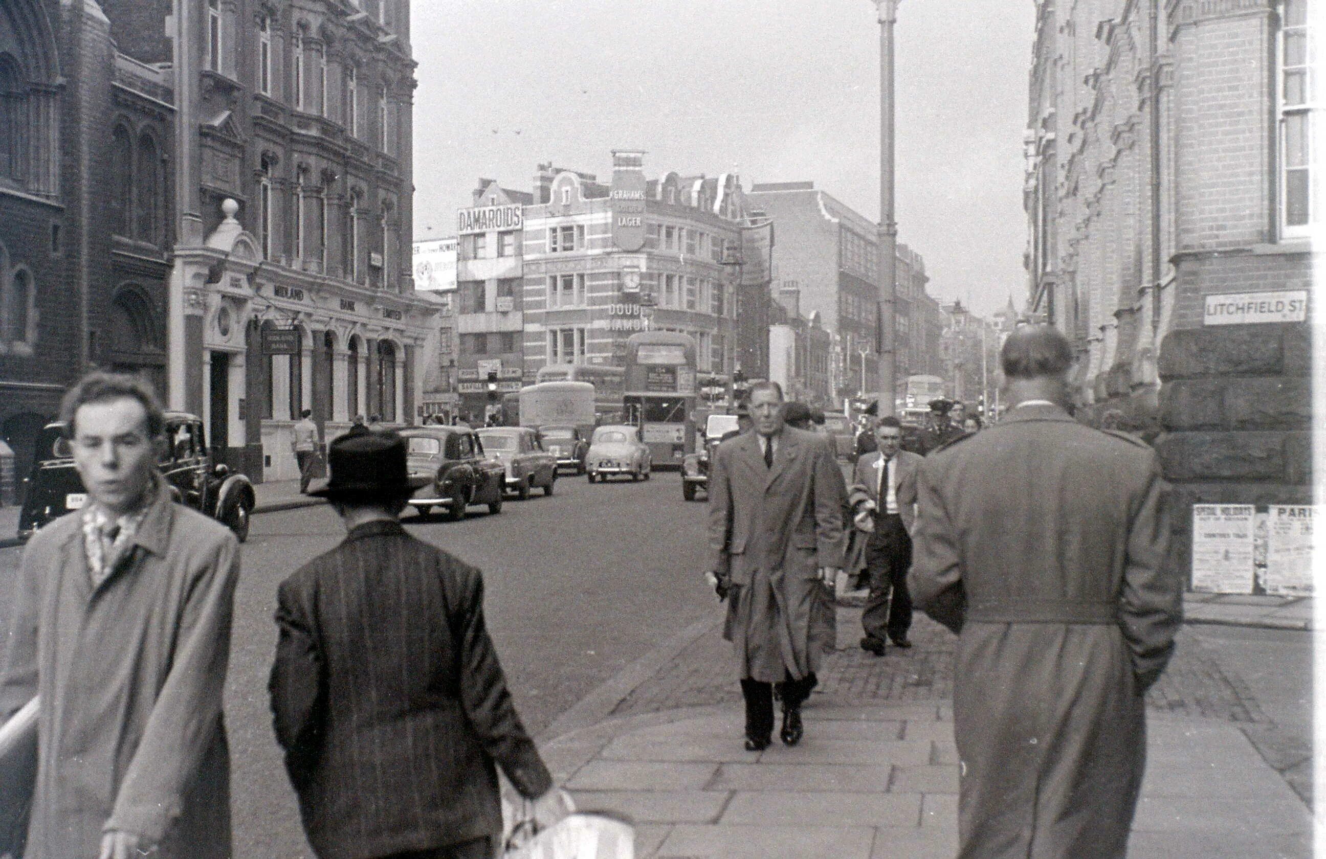 1950 году словами. Лондон 50е годы. Улица Англии 1950е. Лондон Англия 1955. Charing Cross Road в Лондоне 1950 г.