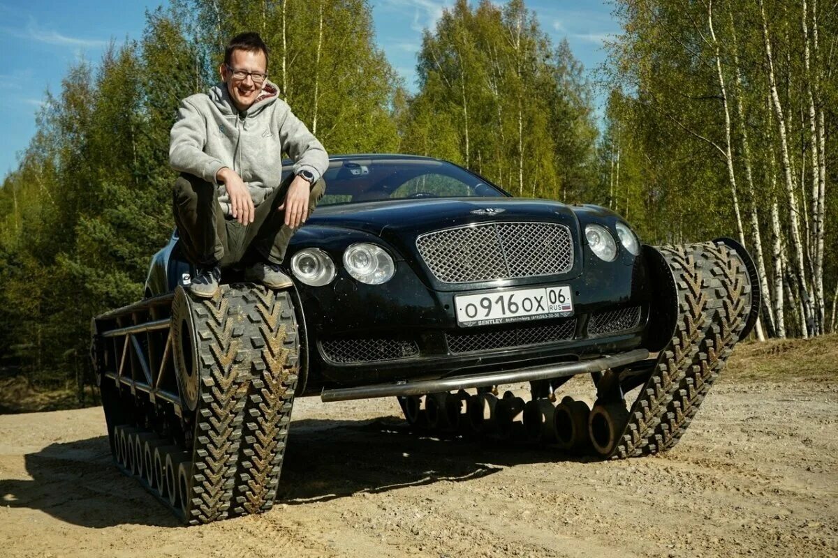 Блогера автомобили. Академег Бентли гусеницы. Bentley Ультратанк. Бентли Ультратанк академик. Академег танк Бентли.