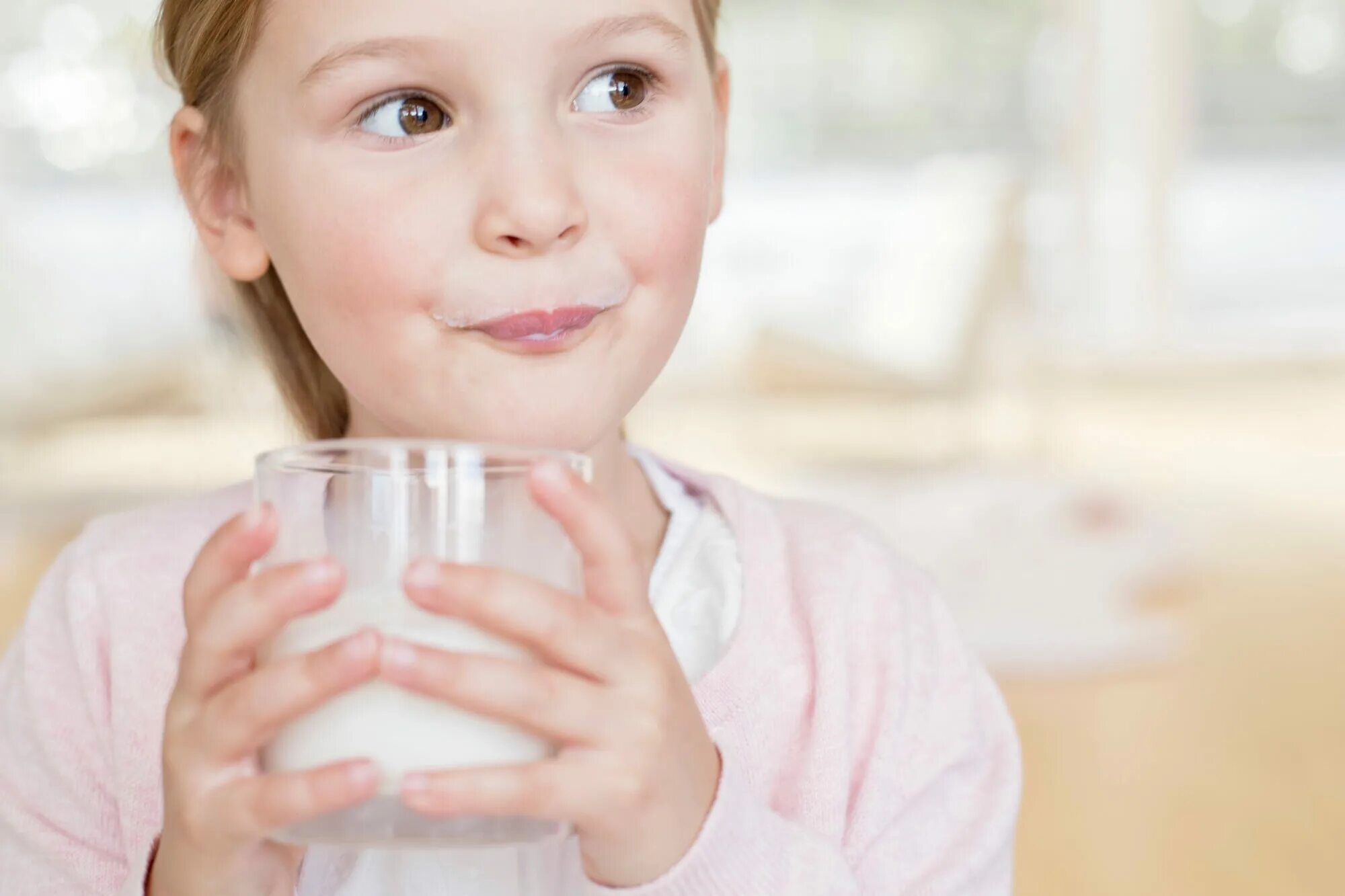 Daughters milk. Человек с молоком. Девочка с молоком. Девочка пьет молочко. Молочный человек.