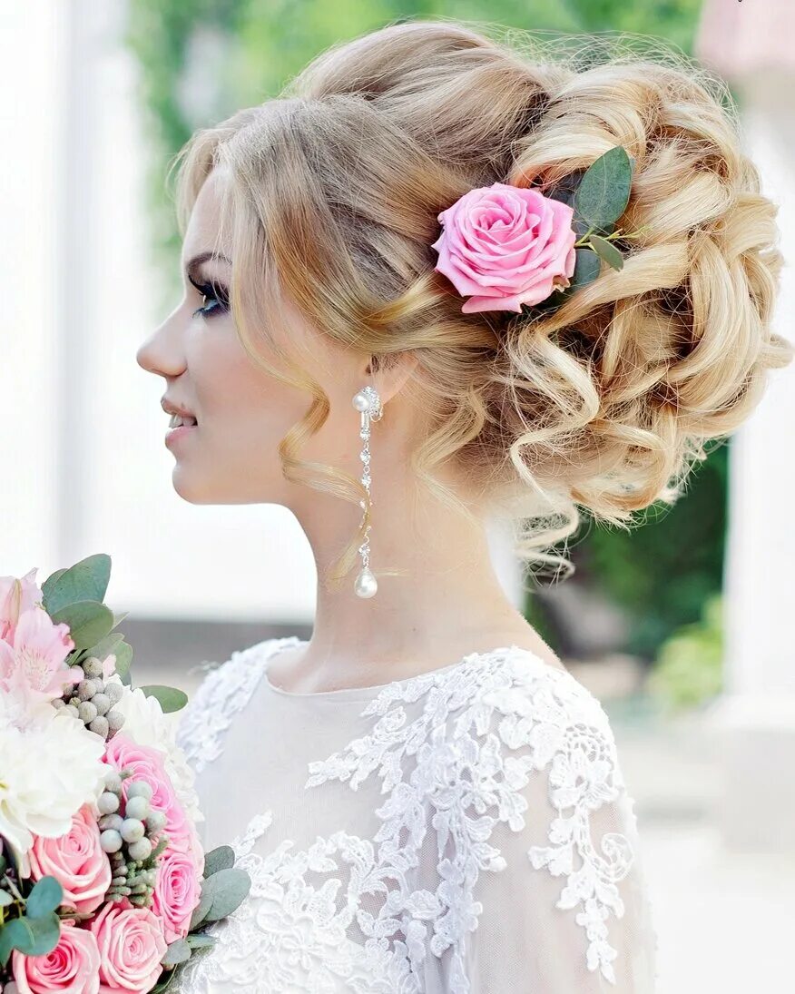свадебные прически на средние волосы. прическа невесты 2022 на средние волосы с фатой. красивые свадебные прически. свадебная прическа для невесты. невеста с диадемой и фатой.