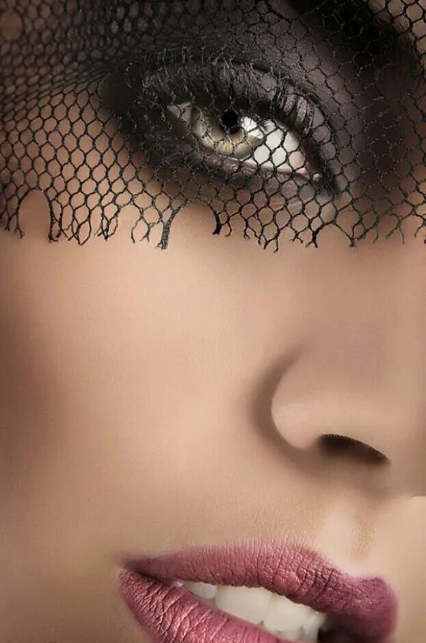 Необычная фата для невесты. Девушка в черной вуали. Женщина с вуалью. Девушка с вуалью. Девушка с закрытыми глазами.