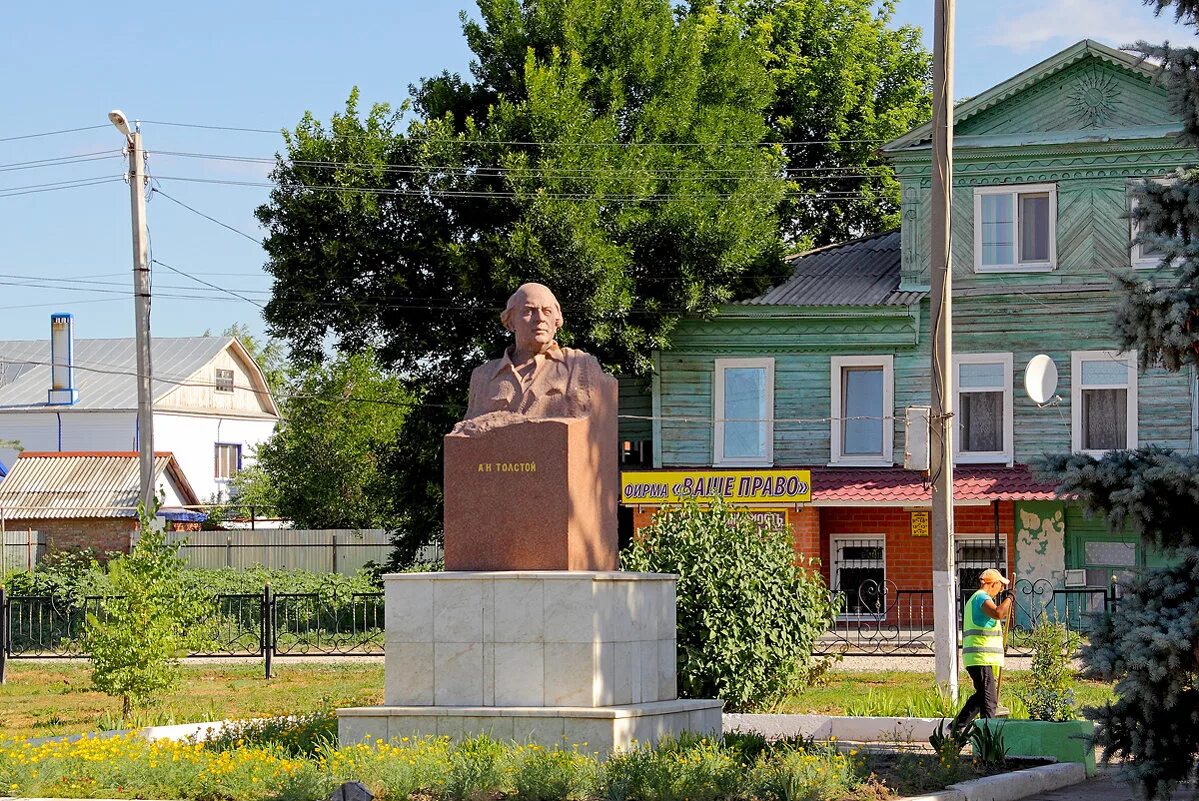 Памятники города Пугачева Саратовской области. Город Пугачев памятники. Город Пугачев памятник Пугачеву. Город пугачёв Саратовская область памятник толстому. Сайты г пугачева