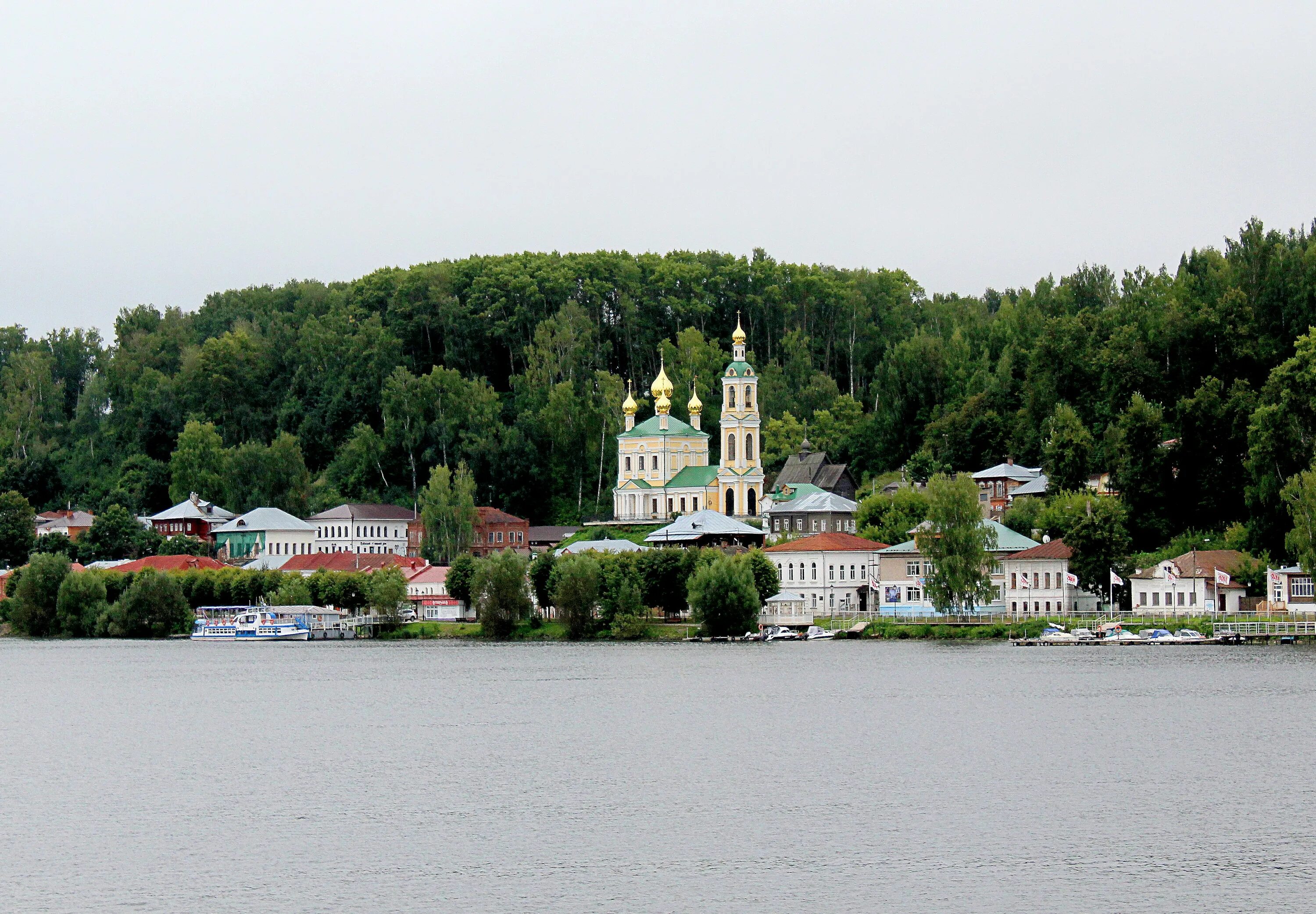 Плес на Волге Ивановская область. Волга Плес вид с реки. Река Волга в городе Плёсе. Плесе Ивановская область на берегу Волги.