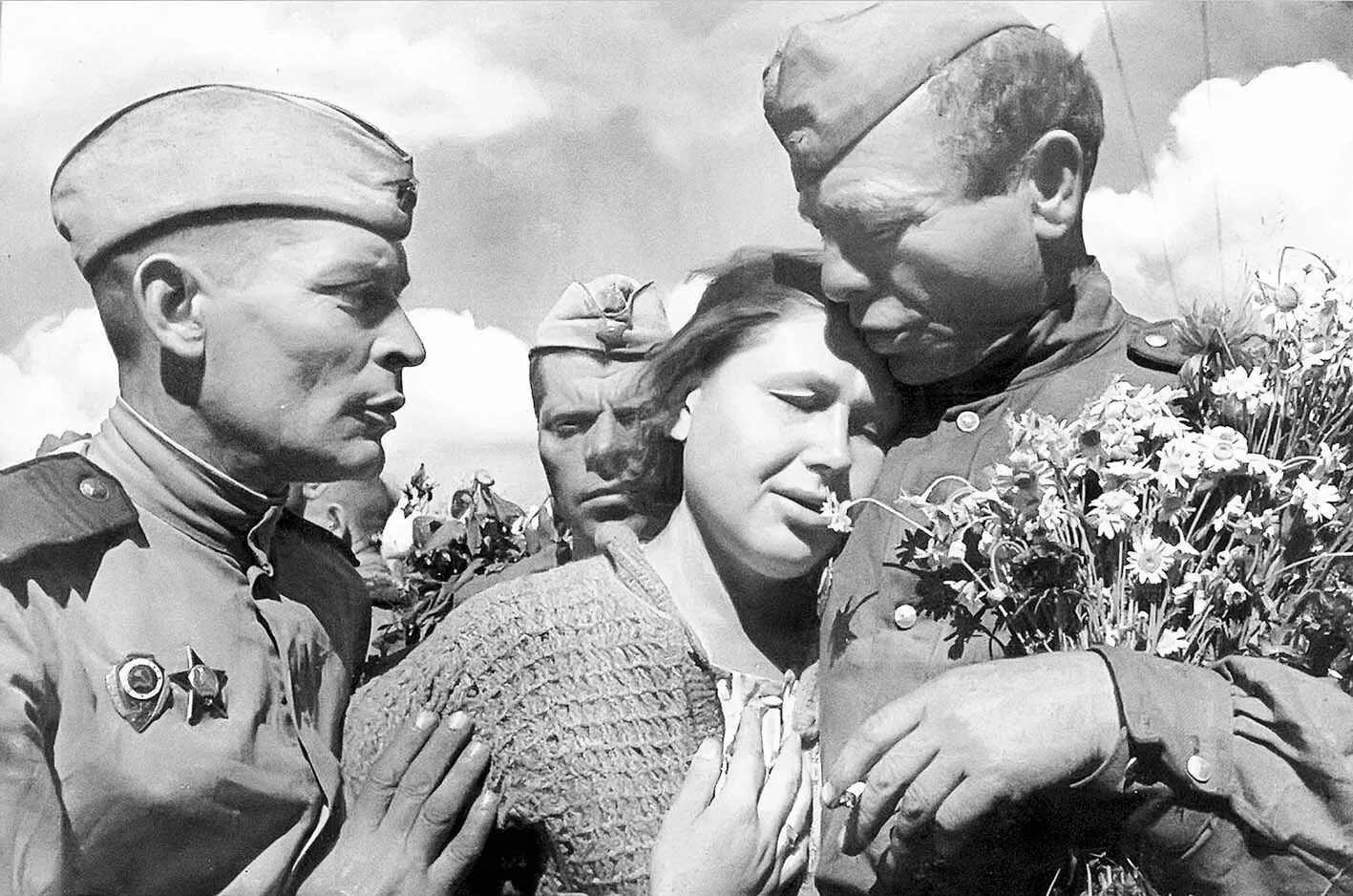 9 мая фронт. Возвращение солдат 1945. Возвращение солдат ВОВ. Солдат вернулся с войны ВОВ. Солдаты Победы 1945.