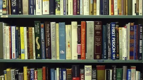 Лежащая книга на полке прочитана