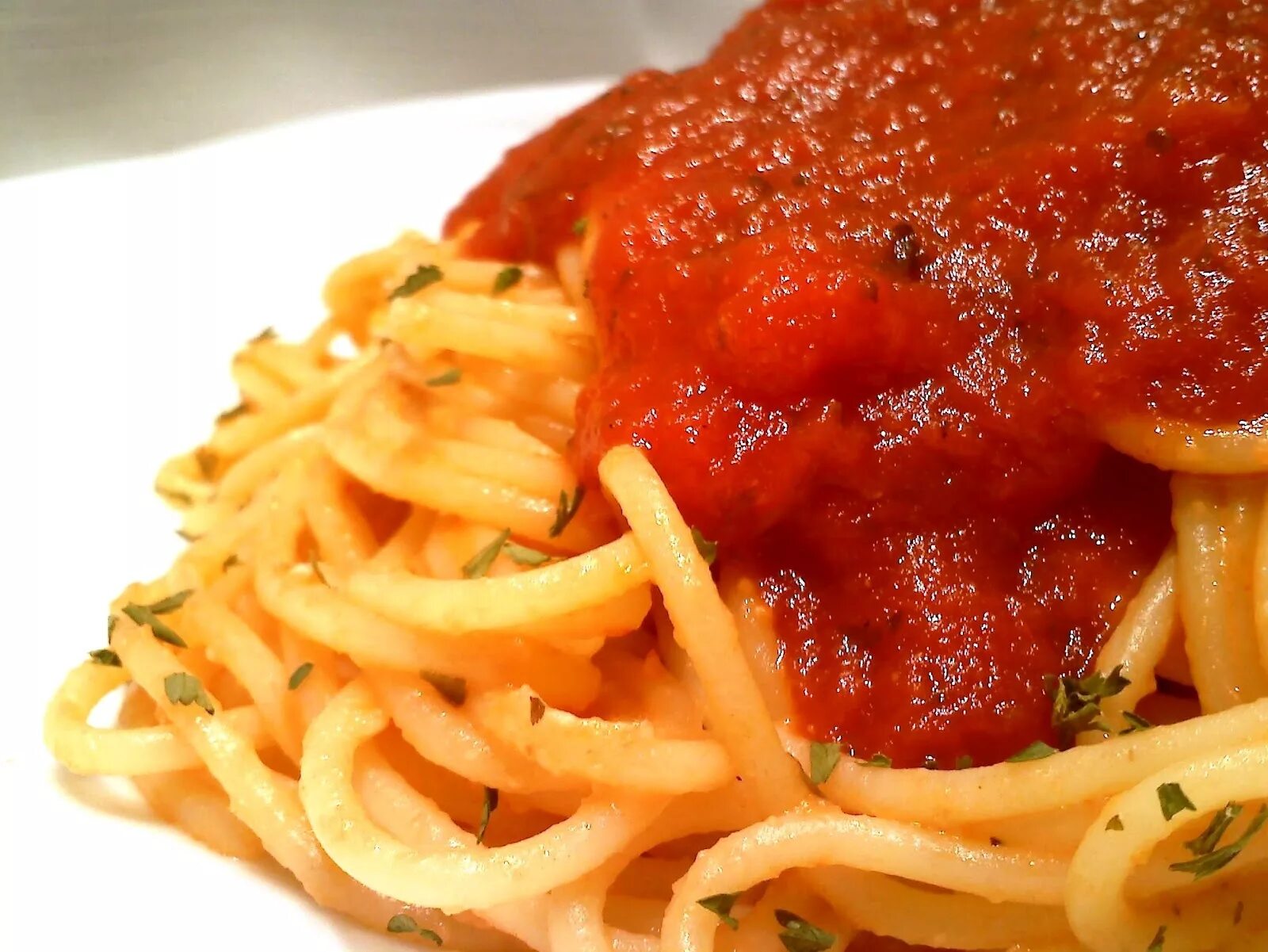 Фетучини аль помодоро. Спагетти с красным соусом. Amatriciana паста. Паста с кетчупом. Томатный соус для макарон италия.