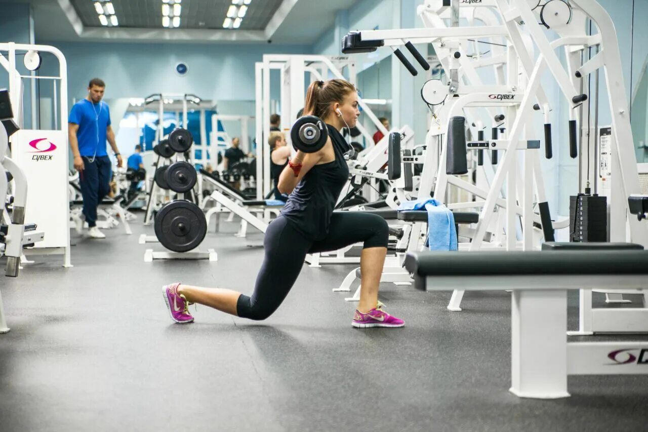 Precor efx 885. Джина миллер степ аэробика. Человек на беговой дорожке. Девушка в спортзале. Растущий спортзал.