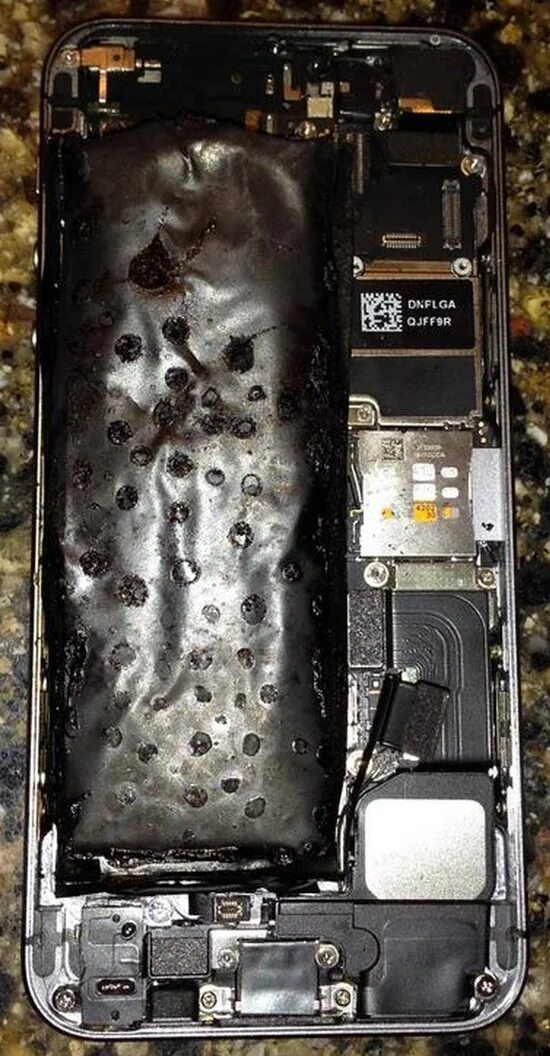 Греются ли айфоны. Батарея на айфон 5s. Аккумулятор айфона 5 внутри. Айфон 5s изнутри. Айфон сгорел.