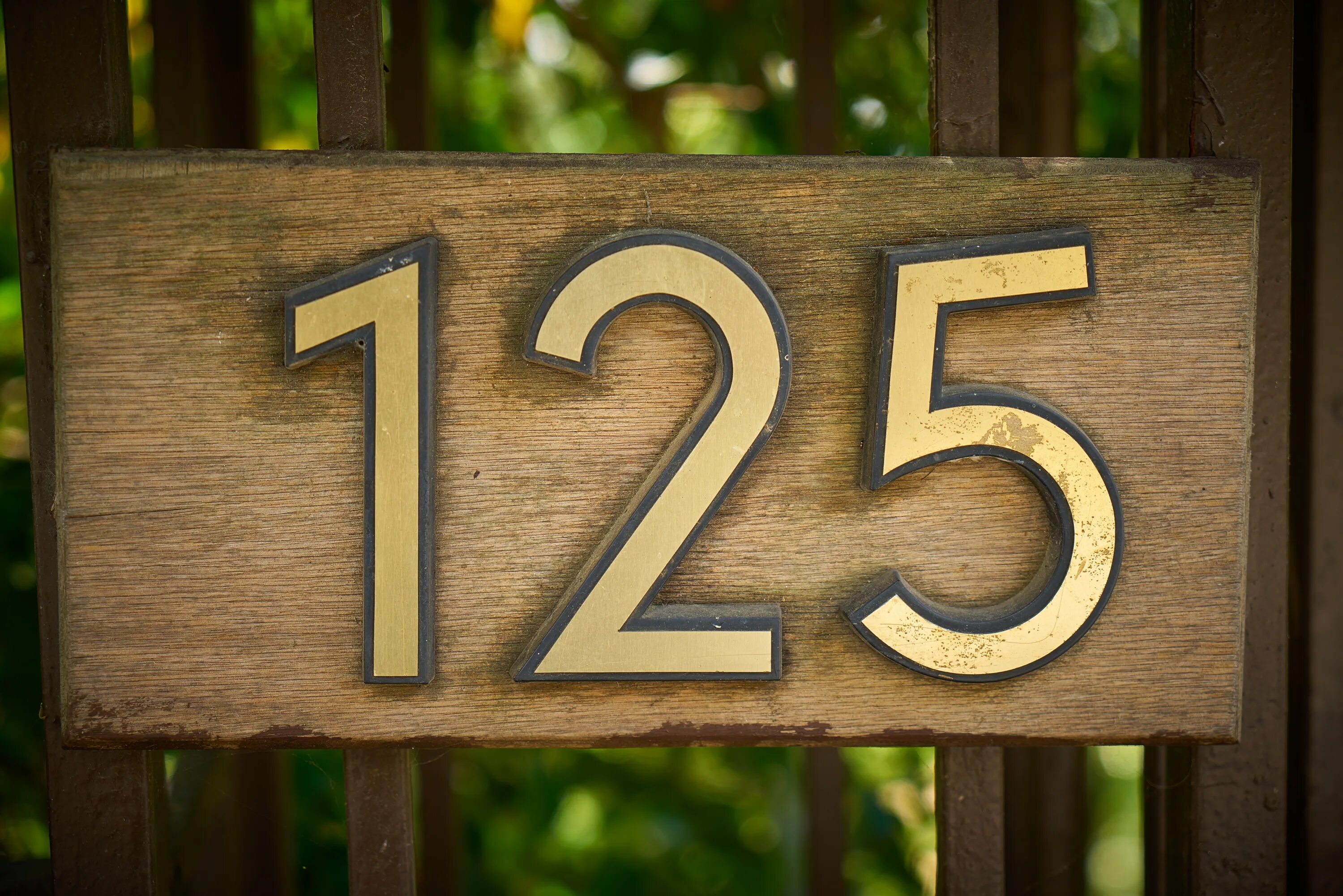 Парящие номера на дереве. Номер квартиры. Цифры для оформления. 125 Цифра. Стильный номер на дверь квартиры.