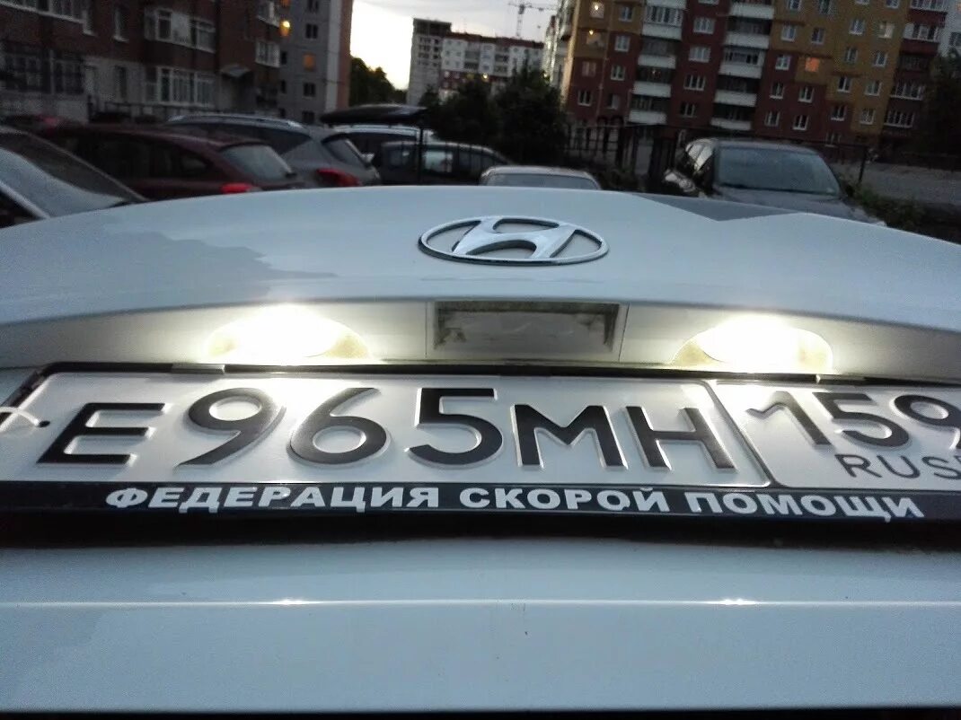 Solaris подсветка номера. Подсветка номера хендай солярис. подсветка номера hyundai solaris 2. подсветка номера хендай солярис 2014. подсветка номера солярис седан 2014.