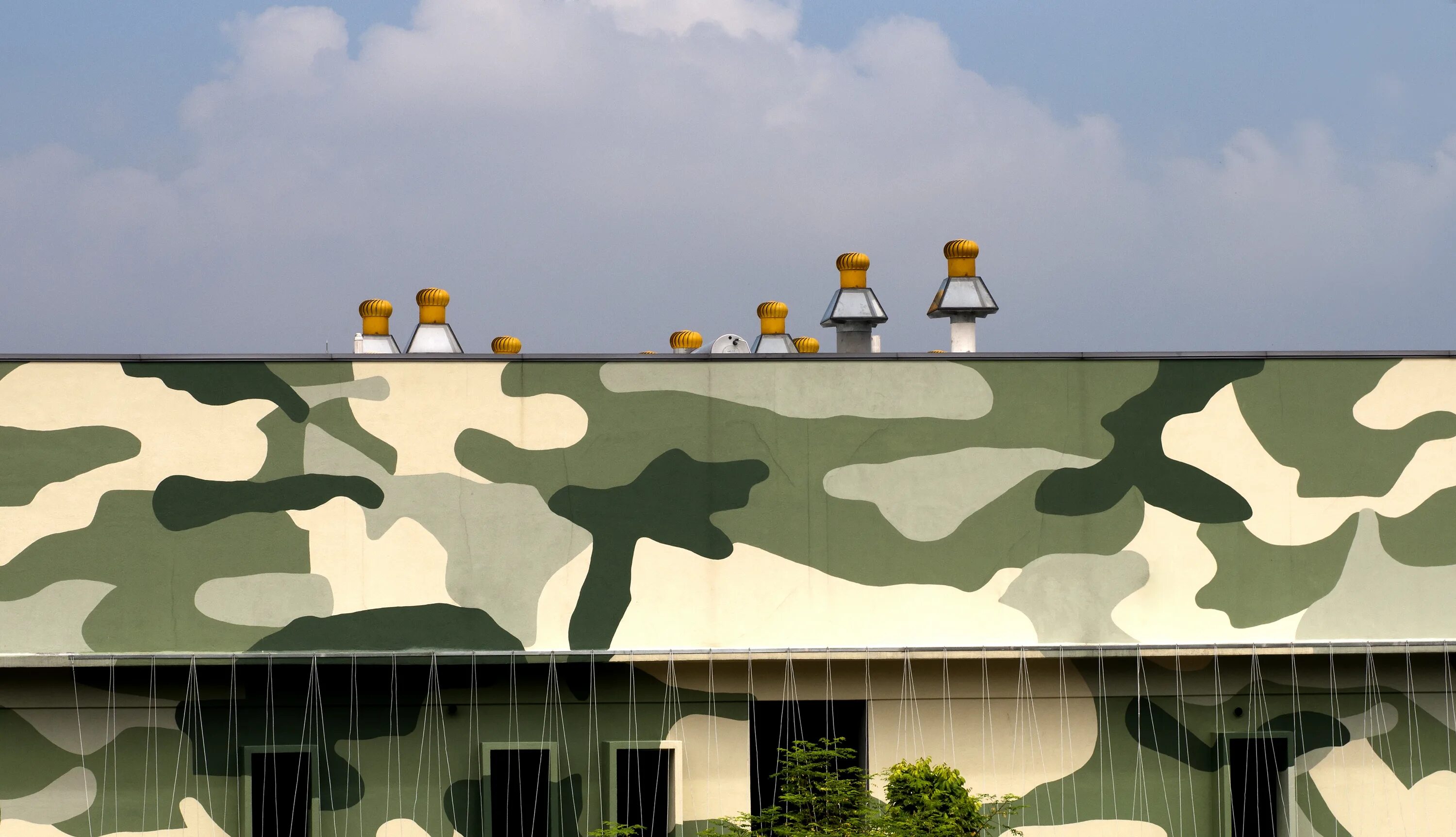 Дом камуфляж. Маскировка зданий. Камуфляжный фасад. Тотан кузембаев архитектура. Дом камуфляж.