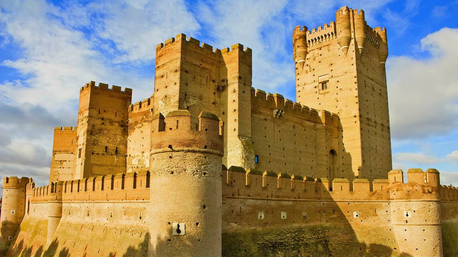 Крепости древности. Испания, Castillo de la Mota. Замок Медина дель Кампо. Замок Рекесенс Испания. Кастильо де Альмодовар замок.