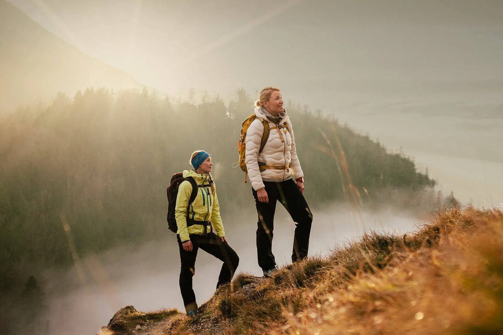 природа туризм. бэкпекер. поход в горы. Before adam got married he hiking. Winter hiking.