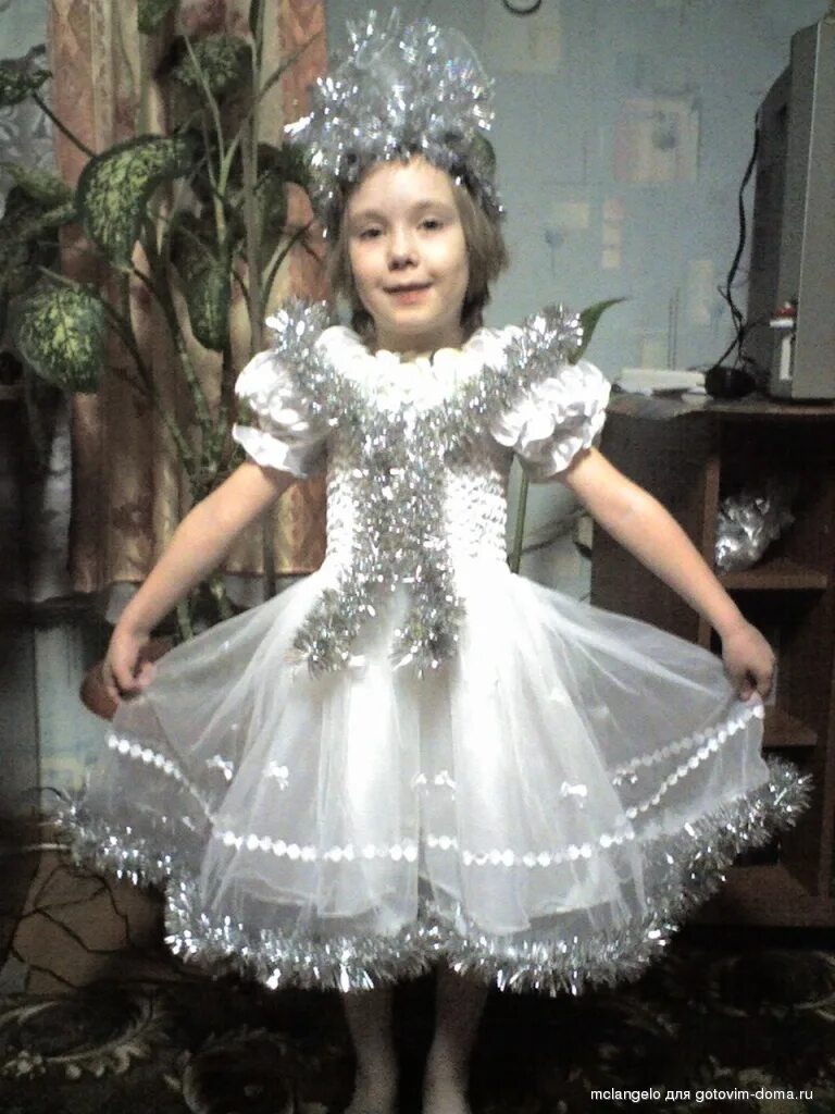 Платье снежинка для девочки на новый. Снежинка на новогодний утренник. Как украсить девочку на новый год. Платье снежинки на новый год. Юбка снежинки для девочки.