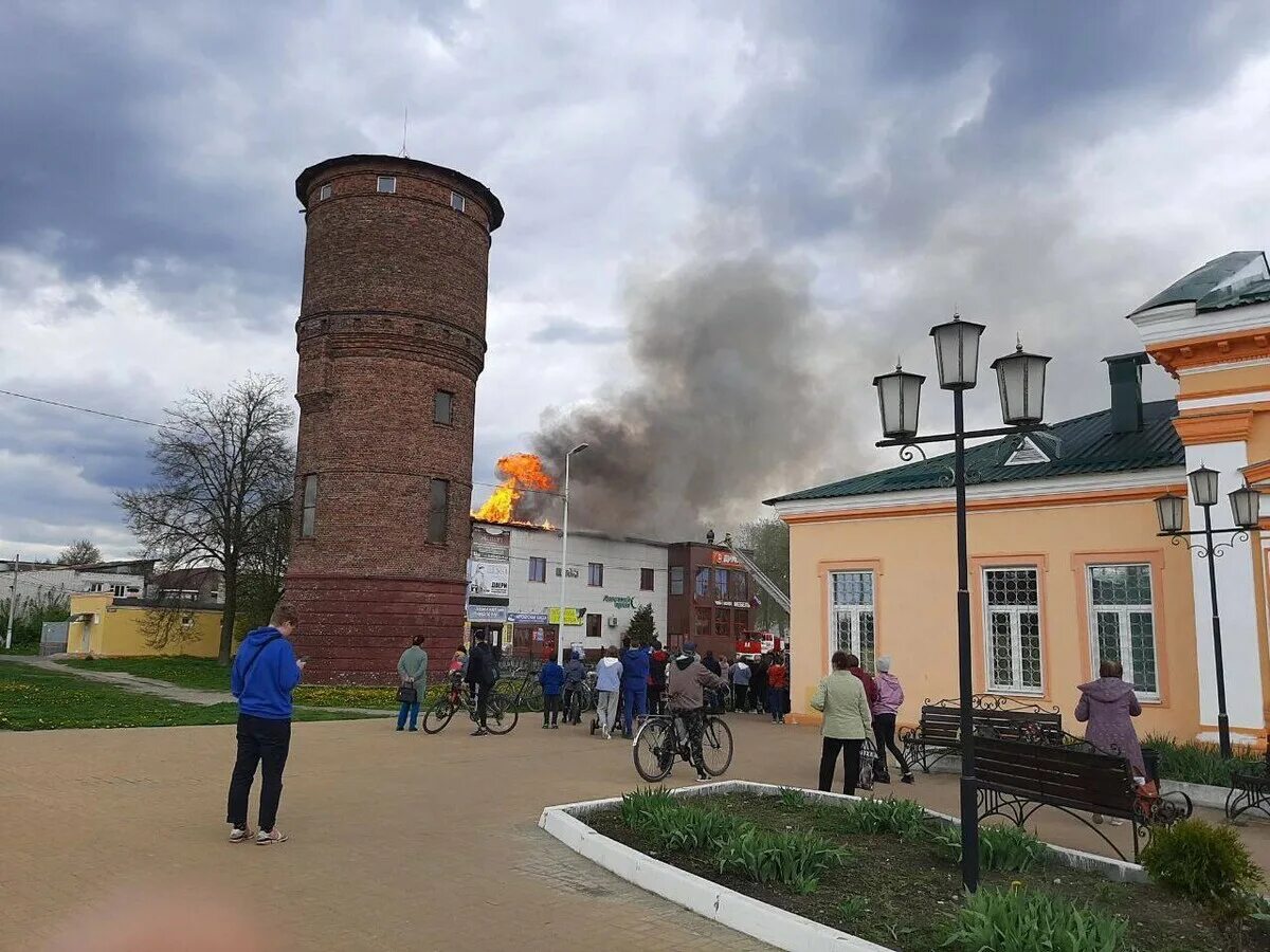 Подслушано жуковка брянская область. Пожар в Жуковке Брянской области Дикси. Город Жуковка Брянская область. Экватор Жуковка пожар. Пожар в Жуковке Брянской области.