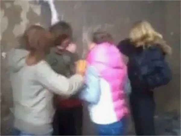 Японки издеваются над одноклассницей. Школьники издевались над девочкой. Псковские школьники издевались. Девочки в школе дразнят одноклассников. Дорама издевались над одноклассницей.