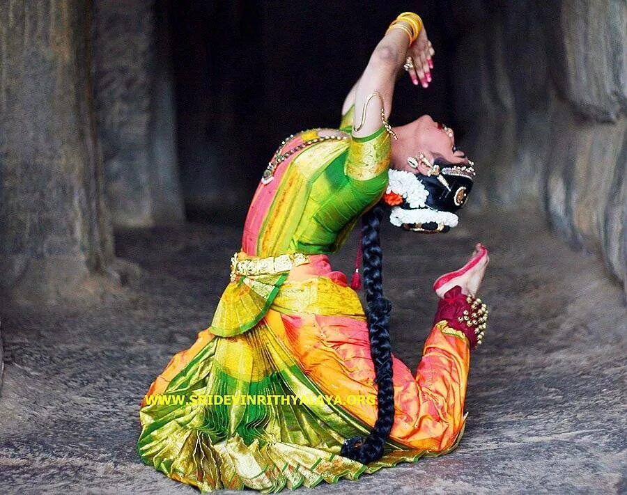Индийский танец в стиле Болливуд. Бхаратанатьям. Индийский костюм Болливуд дэнс. Костюмы в стиле Болливуда. Танцуй руками ногами