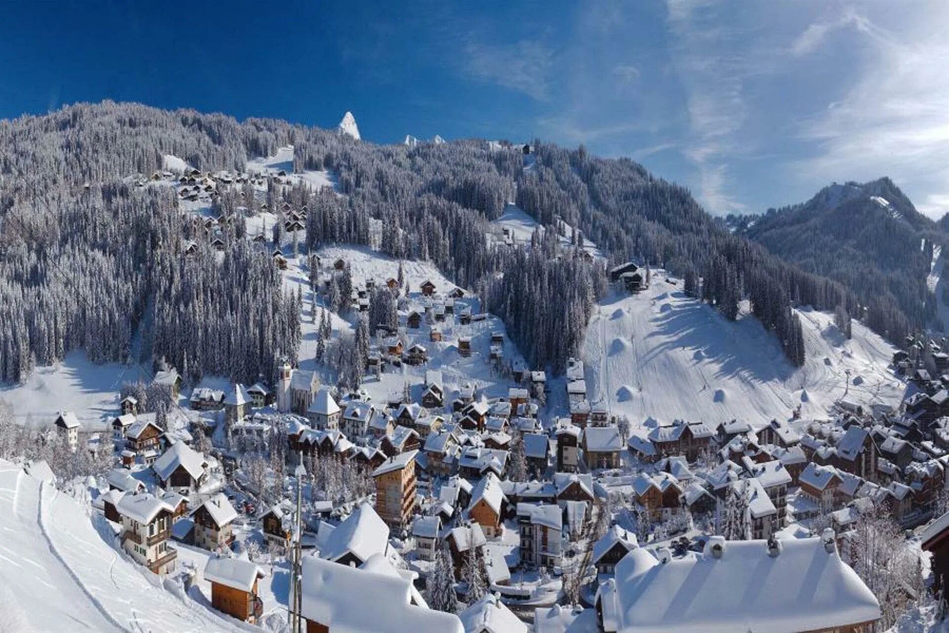 Курорт в альпах 6 букв сканворд. Альпы Франция Горная деревня. Деревня сент-Мориц в Альпах. Мерибель горнолыжный курорт. Альпы Франция горнолыжный курорт.