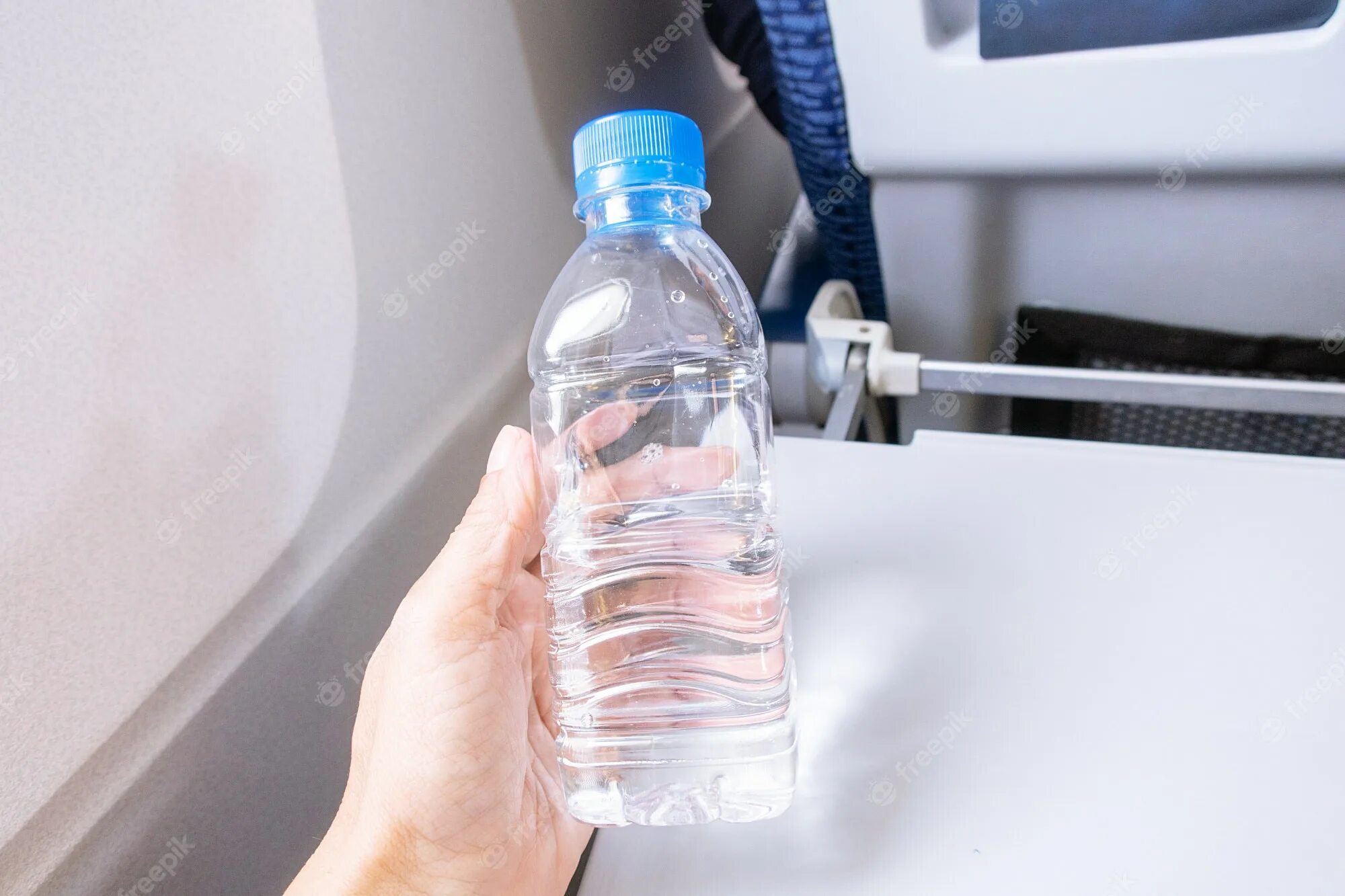 Можно ли в самолет воду в бутылке. Бутылка воды в самолете. Бутылка воды 100 мл для самолета. Пассажиры с бутылкой воды. Бутыль в самолет.