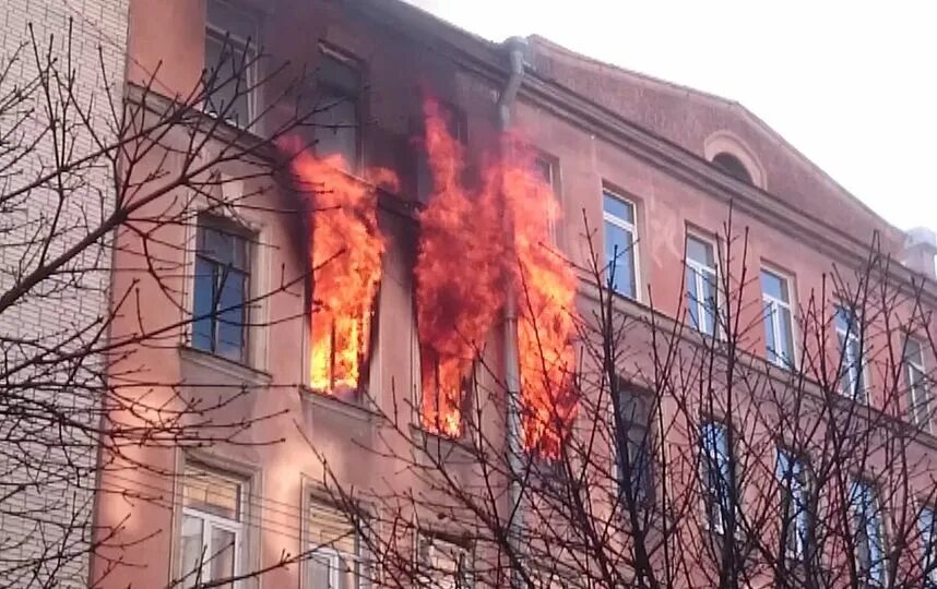 Пожар в квартире. Горящее окно. Огонь из окна. Дом горящий окна. Сгоревшее окно