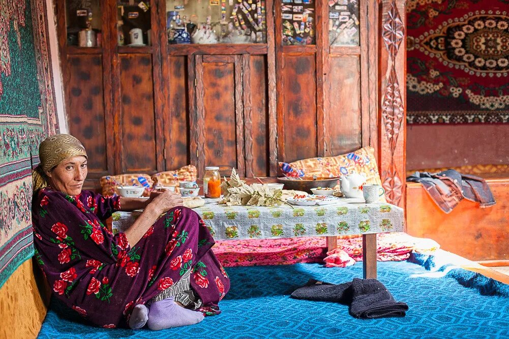 Традиционный узбекский дом. Жилище таджиков. Деревенский быт таджиков. Таджикский национальный дом. Картинка узбеки спят