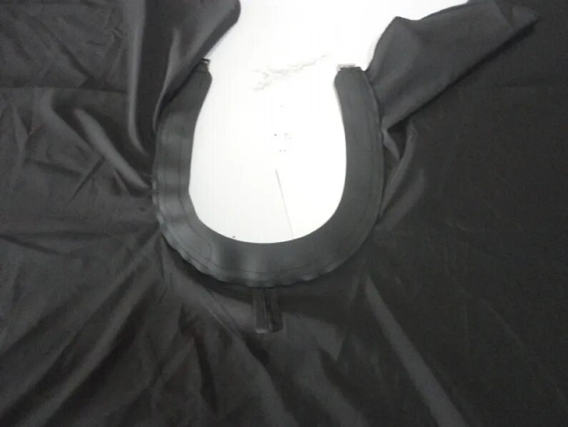 Пеньюар в парикмахерской. Халат медицинский тм medis. Пеньюар. Пеньюар для парикмахера. Пеньюар для парикмахера эстель.