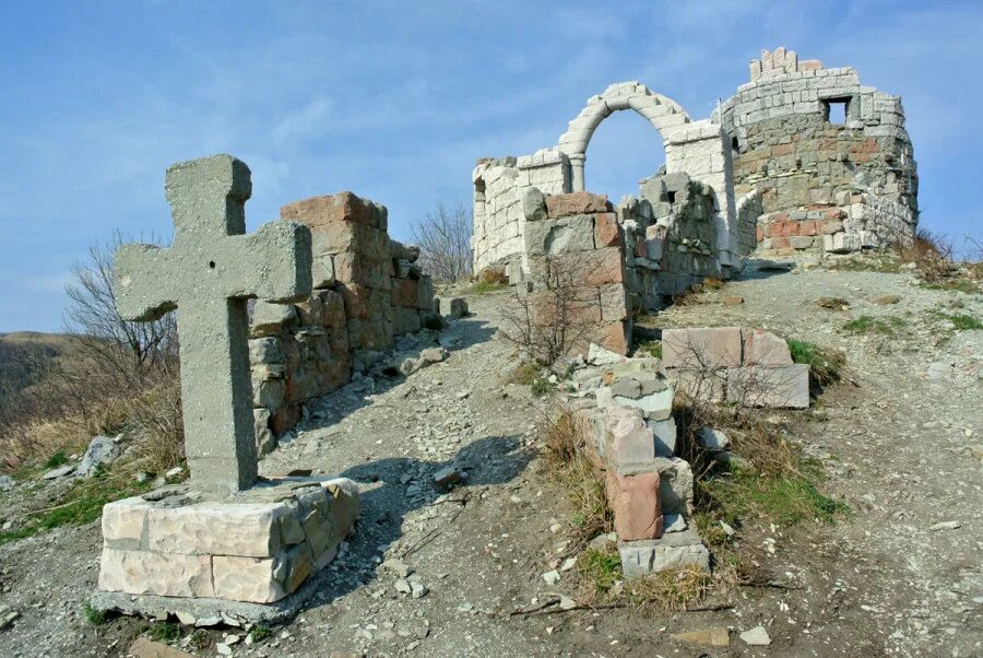 кабардинка грозовые ворота. грозовые ворота геленджик с ночевкой. крепость грозовые ворота адербиевка. джиппинг геленджик грозовые ворота. кабардинка грозовые ворота.