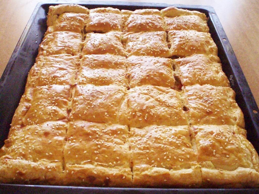 Слоеный пирог с сыром. Слоеные пирожки с курицей. слоеный пирог с курицей и сыром. пирог из слоёного теста с курицей. пирог из слоёного теста с курицей и сыром.