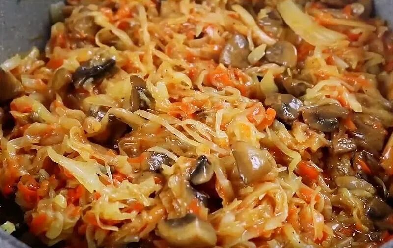 Как сделать капусту с грибами. Тушеная капуста с грибами. гриб капуста. тушеная капуста с шампиньонами. капуста с грибами тушеная на сковороде.