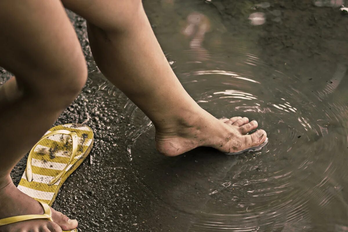 босые в грязи