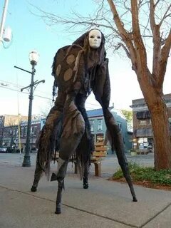 Человек в костюме ужасы
