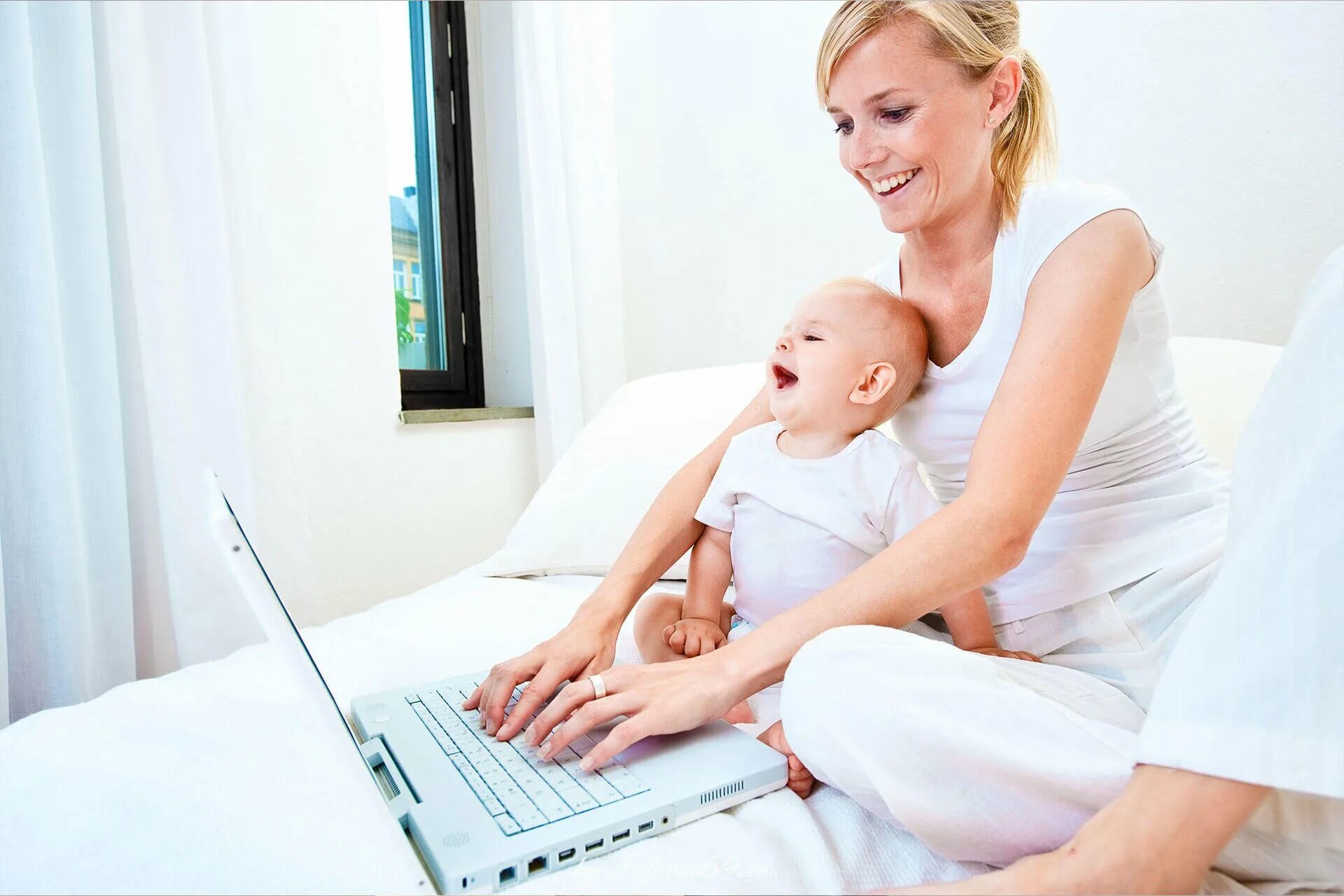 Девушка в декрете. Мама в декрете. Женщина с ребенком и ноутбуком. Мама с ребенком за компьютером.
