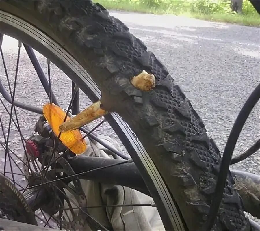 Покрышки на заднее колесо на велосипед. Погнутое колесо велосипеда. Изношенная покрышка велосипеда. Прокол колеса велосипеда. Лопнула шина на велосипеде.