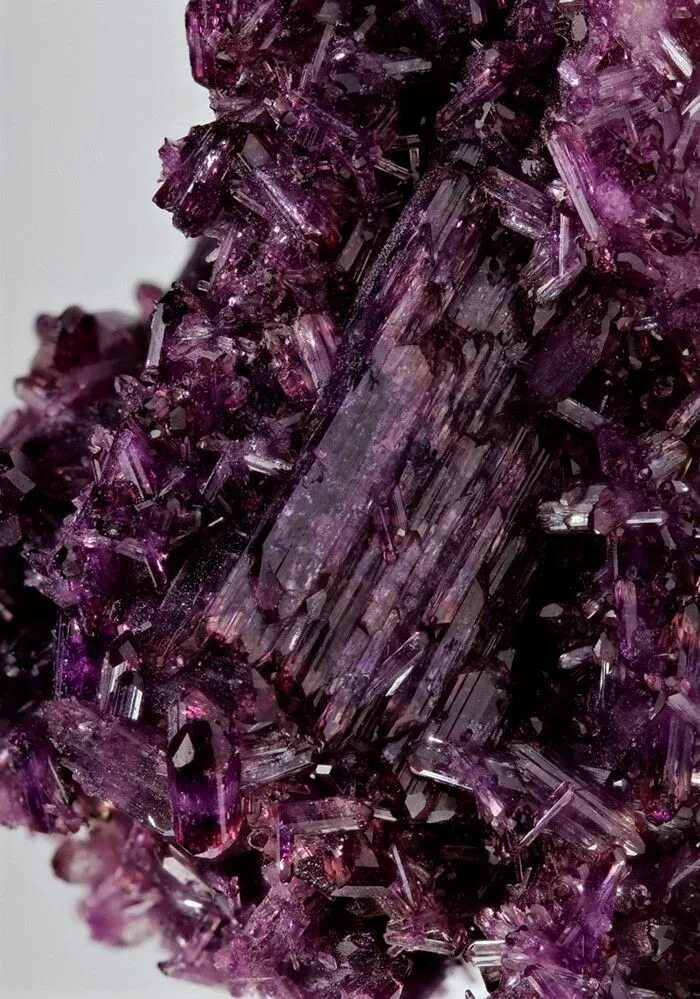 Марганцовка Кристалл минерал. Фиолетовый минерал. Черно фиолетовый минерал. Красивые минералы бордовые. Кристаллы темно фиолетового цвета марганец