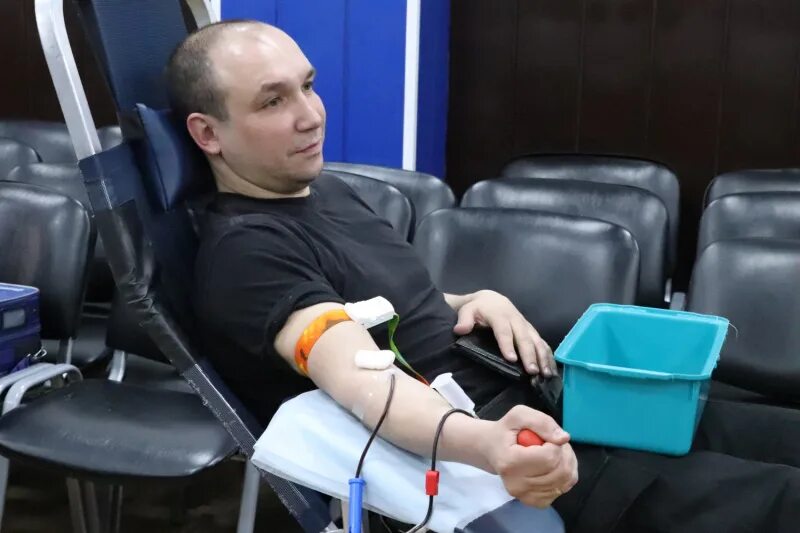 Сдавал кровь в другом городе. Московский милиционеры сдает кровь 2011.