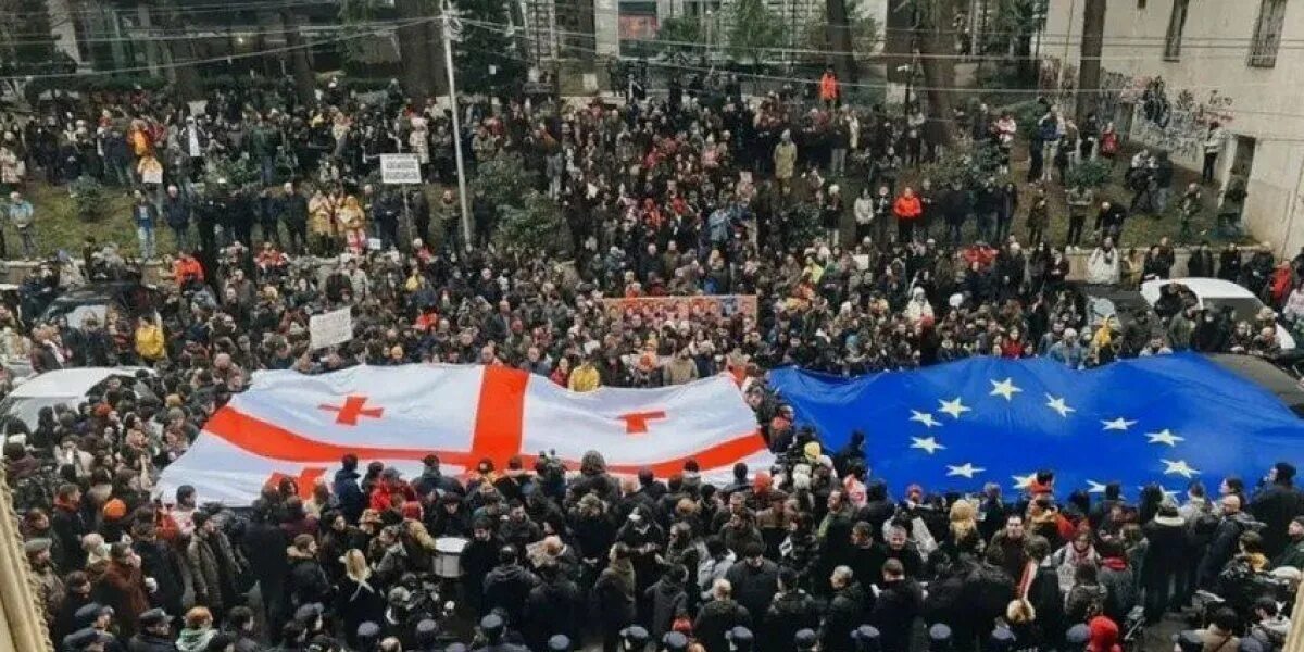 Ситуация в тбилиси сегодня. Протесты в Грузии 2023. Парламент Грузии 2023. Протесты в Грузии. Грузия протестующие.