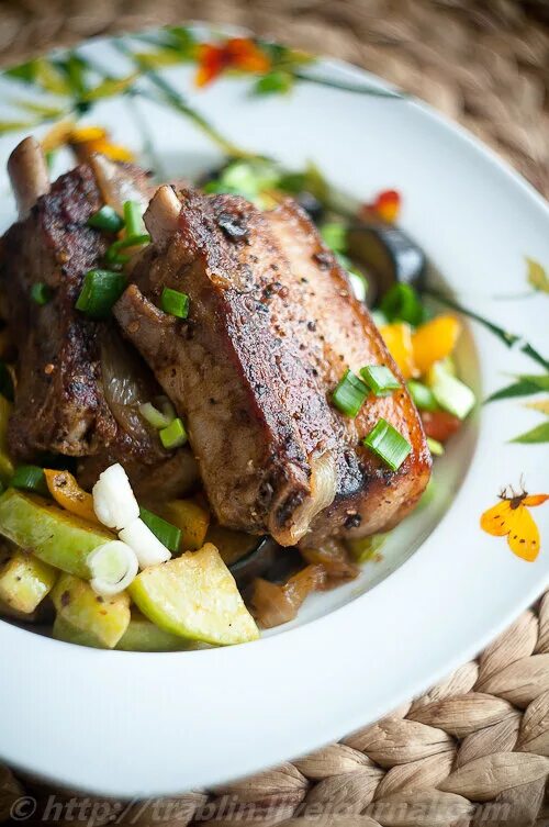 грудинка куриная. телятина томленая с овощами. рагу из субпродуктов. запеченная грудинка с овощами. диетические блюда.