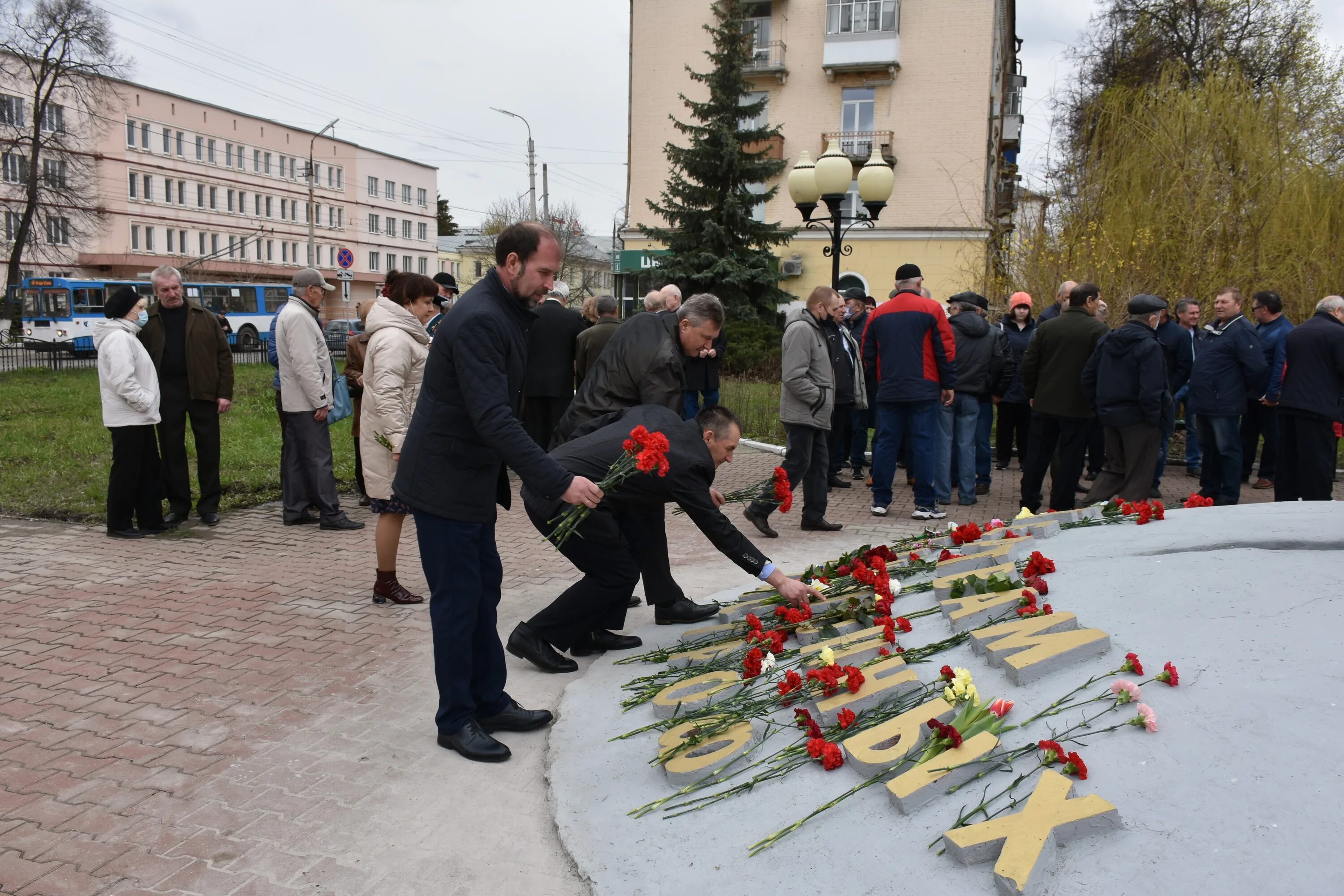 День памяти чернобыльской аэс. Памятник ликвидаторам Чернобыльской аварии в Орле. Память погибшим ликвидаторам в Чернобыле. Памятник жертвам Чернобыльской катастрофы Харцызска. Чернобыль авария день памяти Чернобыльской катастрофы.