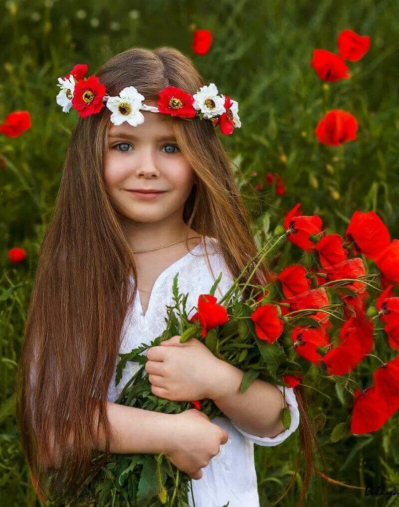 Дети цветов 6. Маленькая фотомодель Вика Лапшина. Дети с цветами. Цветы для детей. Маленький ребенок в цветах.