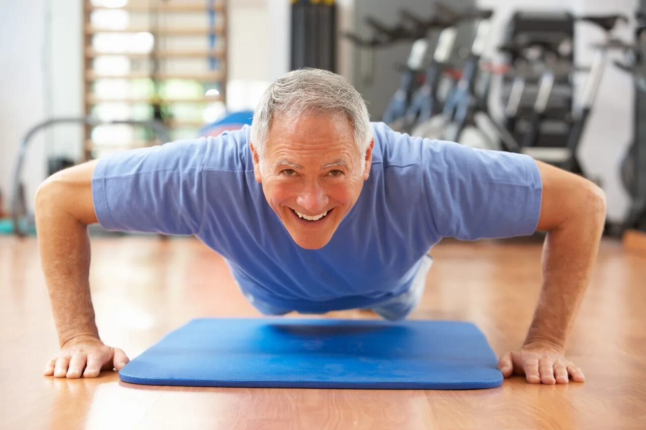 Чел здоров. Занятие спортом. Физ упражнения. Пожилой мужчина занимается спортом. Физические тренировки.