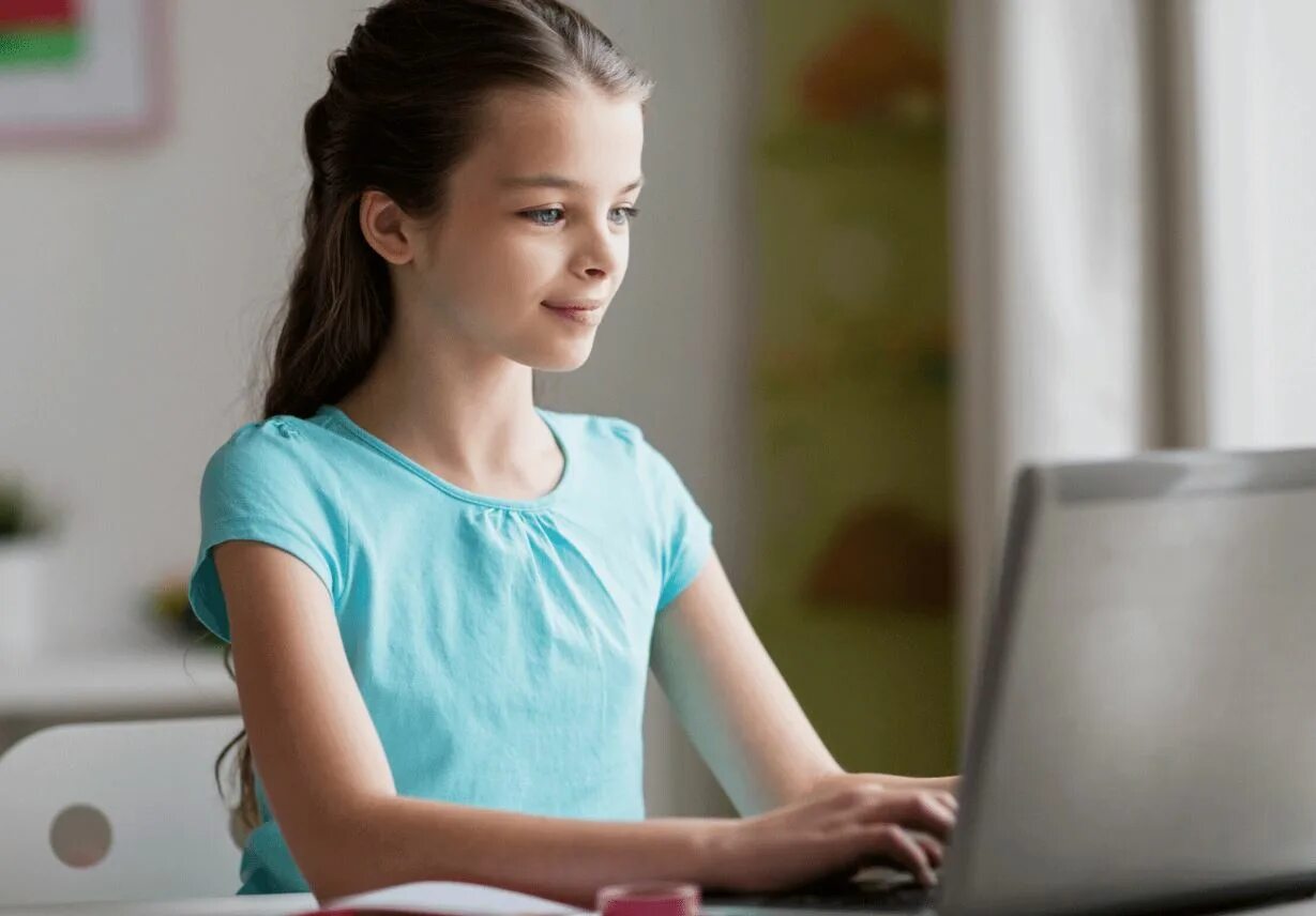 Подросток за компьютером. Девочка подросток с ноутбуком. Компьютер для детей. Девочка подросток с ноутом.