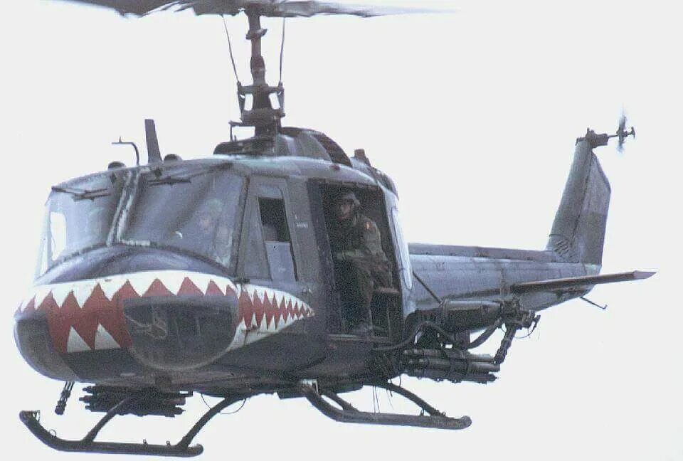 Uh на русском. Uh на русском. Uh 1 вертолет. Uh-60 black hawk. Вертолет ирокез uh-1 чертежи.