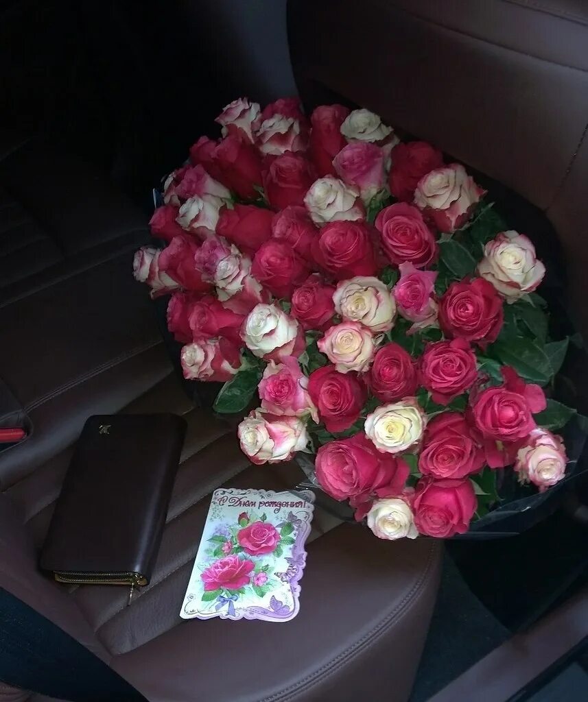 шикарный подарок девушке. розы в машине на сиденье. цветы в машине. розы в машине на сиденье. подарки в салоне машины.