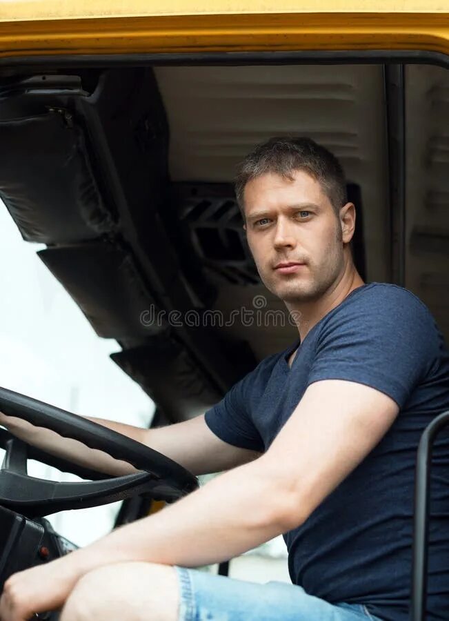 Дальнобойщик молодой парень. Водитель грузового автомобиля. Водитель авто. Мужчина за рулем. Счастливый мужчина за рулем.