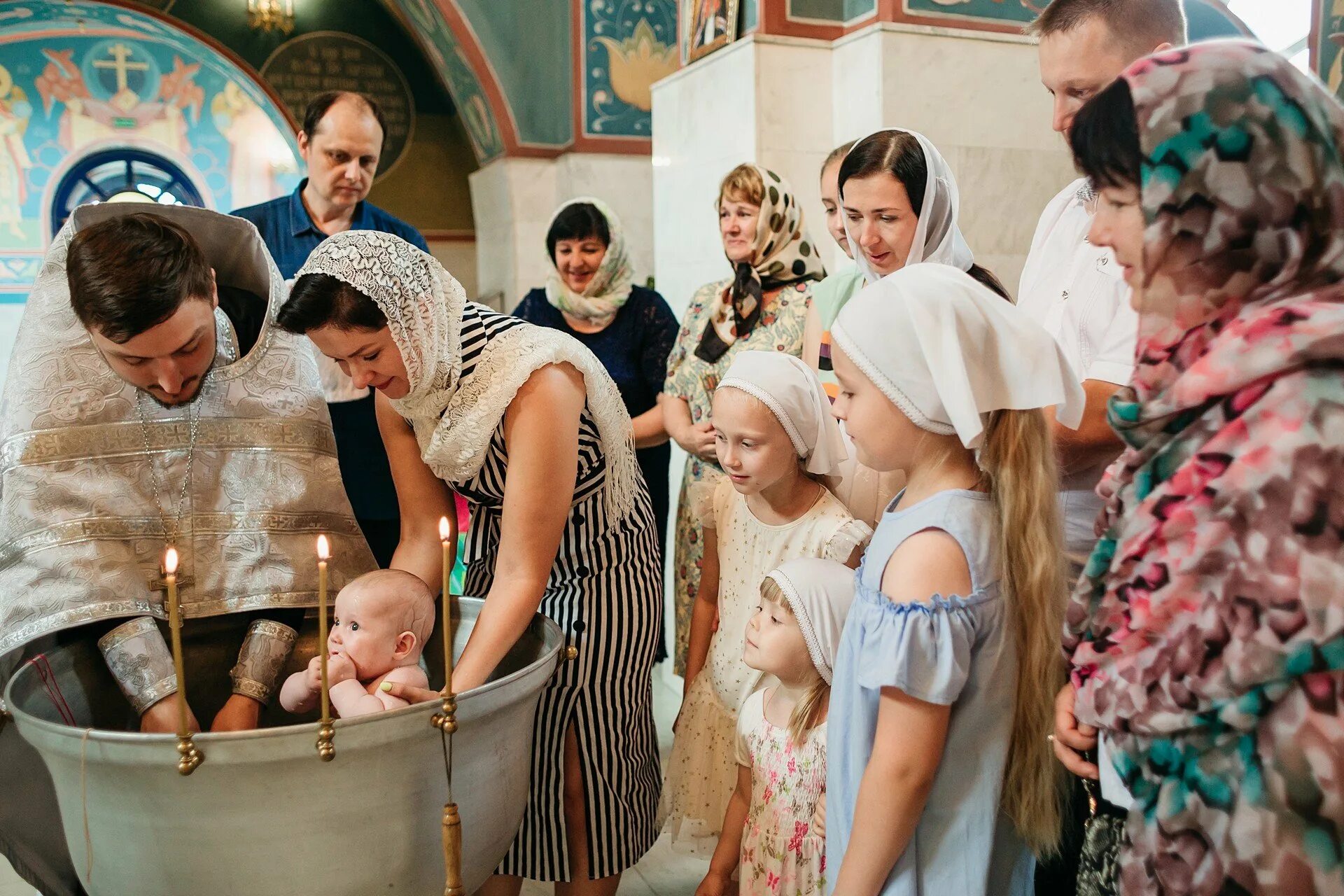 Что покупает крестная мальчику. Крещение ребенка. Младенец в храме. Крестины в храме. Крещение в церкви.