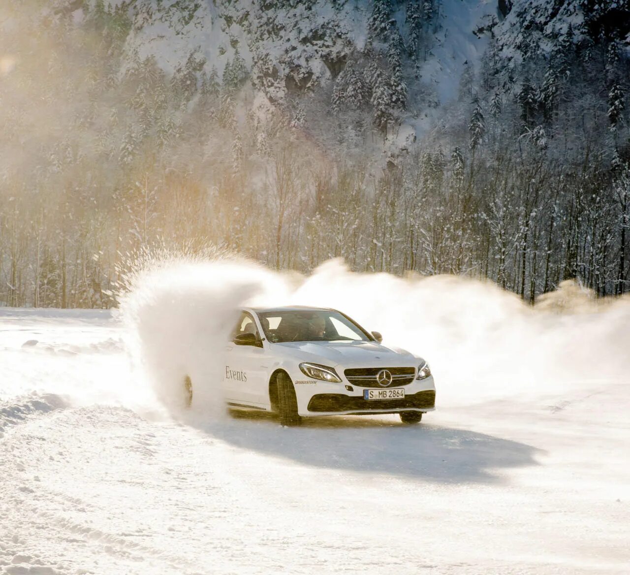 Drifting snow. Машина зимой. Машина в снегу. Зим автомобиль. Машина в заносе.