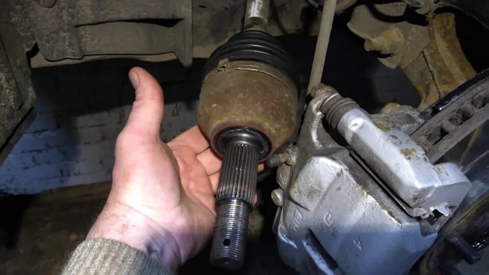 Как снять шрус ниссан Замена пыльника переднего правого наружного шруса. Nissan Qashqai (1G), 2 л, 2