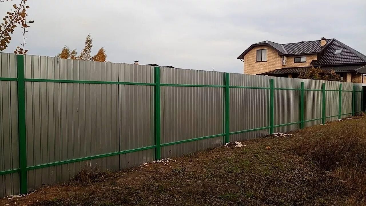 Какой забор между дачными участками. Забор на участке. Забор между участками. Забор из профнастила между соседями. Земельный участок с забором.