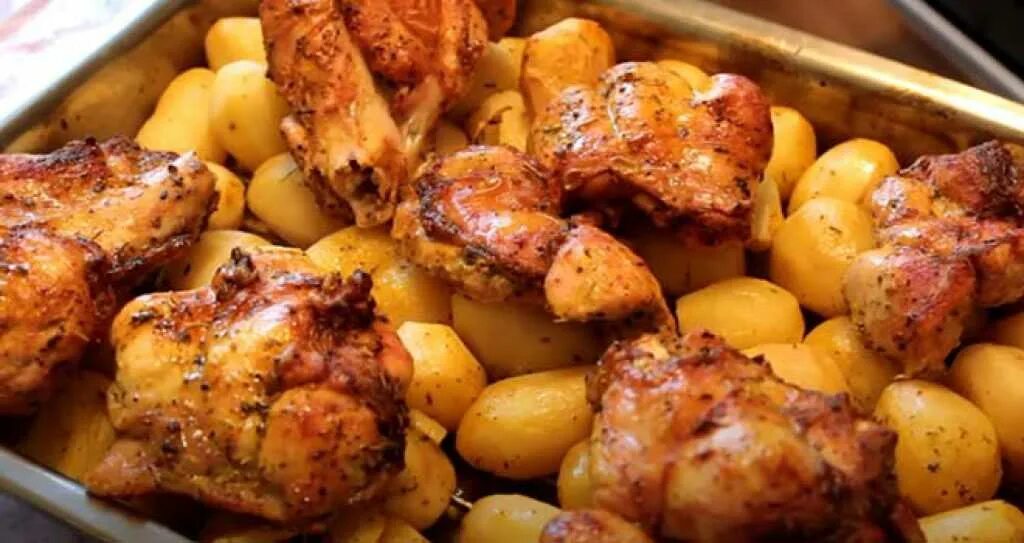 Запеченная индейка с картошкой. Индейка с картошкой в духовке. Вкусная индейка с картошкой. Запеченная индейка с картошкой. Голени с картошкой в духовке.