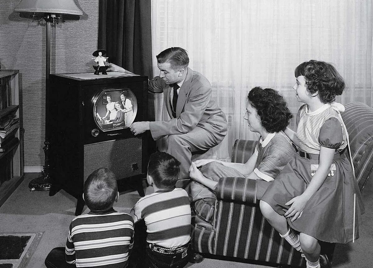 Living in the past. Джон Лоуги Бэрд. Первый американский телевизор. Появление телевидения. Телевизор 20 века.